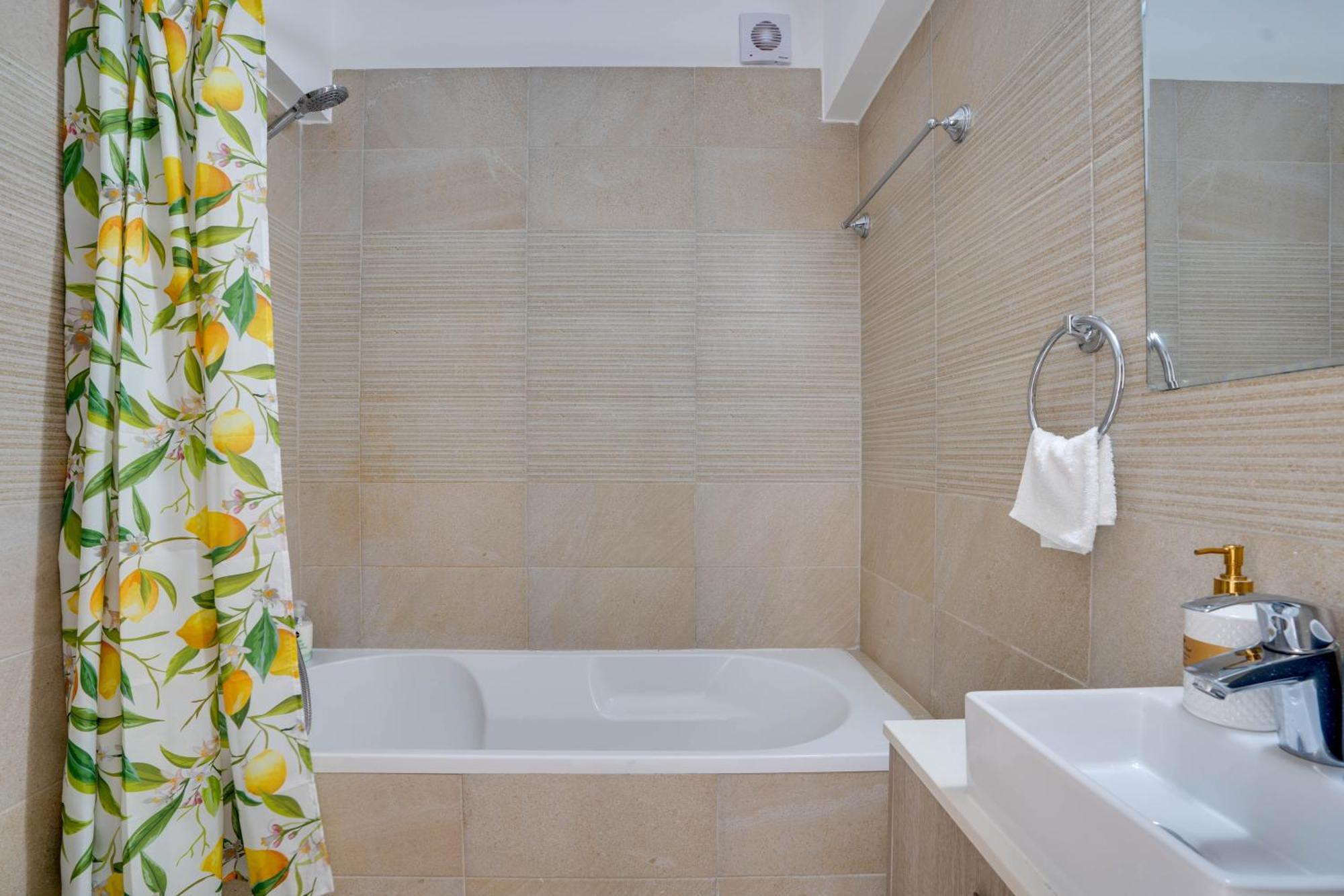 Lemon Paradise City Centre 200M From Beach Larnaca Ngoại thất bức ảnh